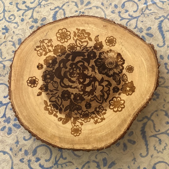 Studio California unique floral design wooden trivet. - Picture 1 of 6